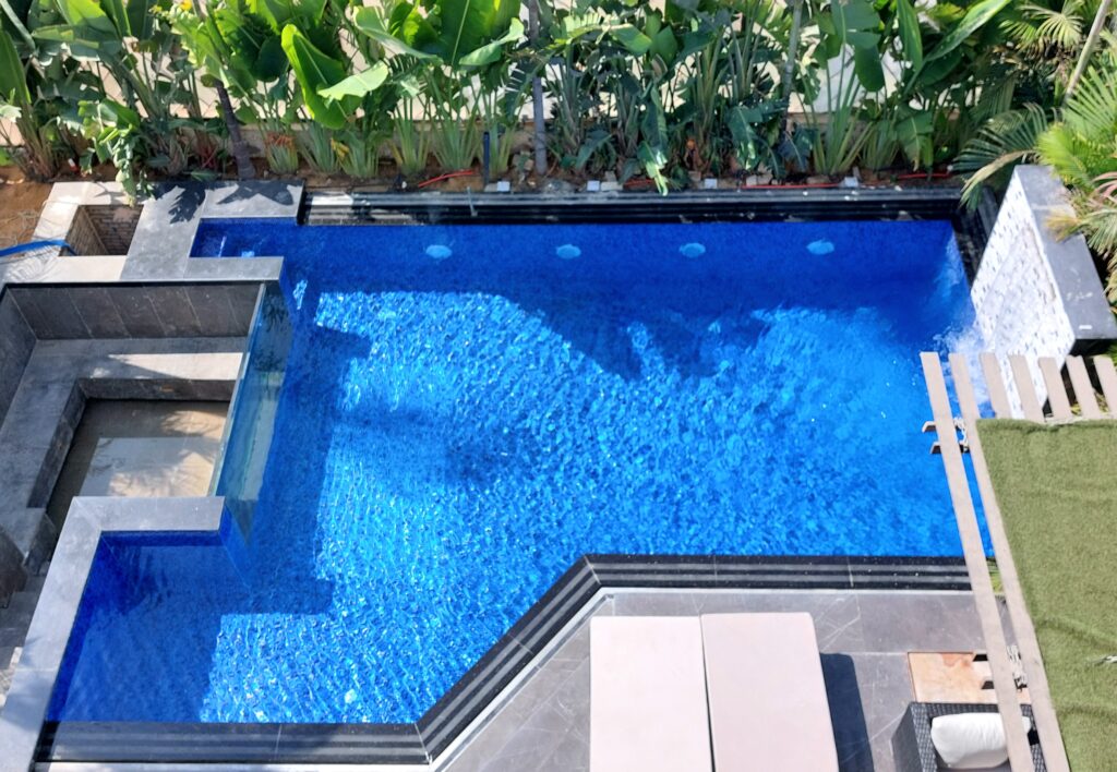 حمام سباحة زجاج و شلال مودرن