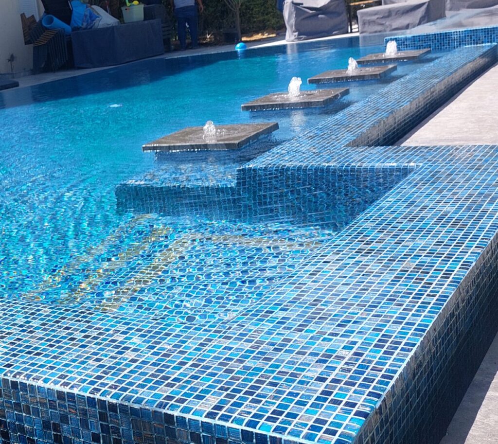 تصميم و تنفيذ و انشاء حمام السباحة