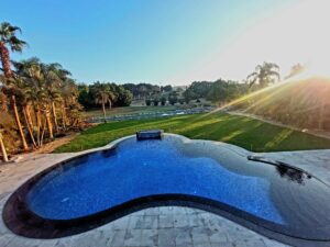 حمام سباحة مزود بجاكوزي و شلال