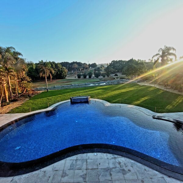 حمام سباحة مزود بجاكوزي و شلال