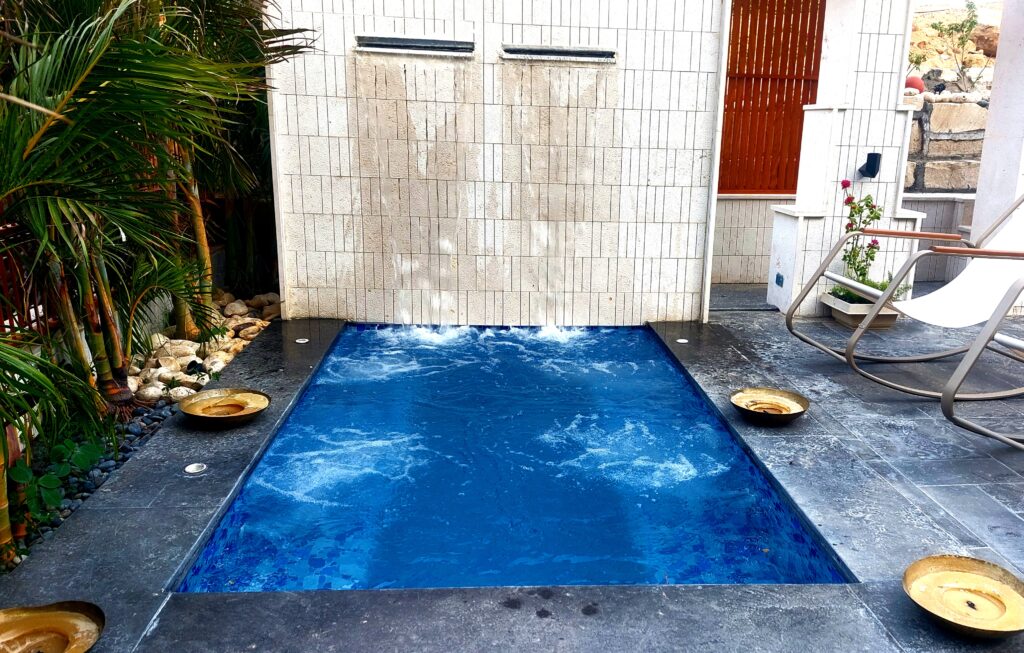 جاكوزي هيدرومساج مضاف اليه شلال مائي